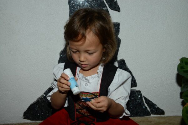 Coller avec L'Alsapoupele, notre poupée alsacienne en carton à découper