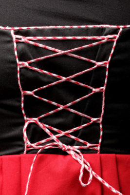 Modèle Rockwiller, plastron noir à laçage rouge et blanc