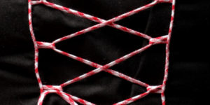 Modèle Rockwiller, plastron noir à laçage rouge et blanc