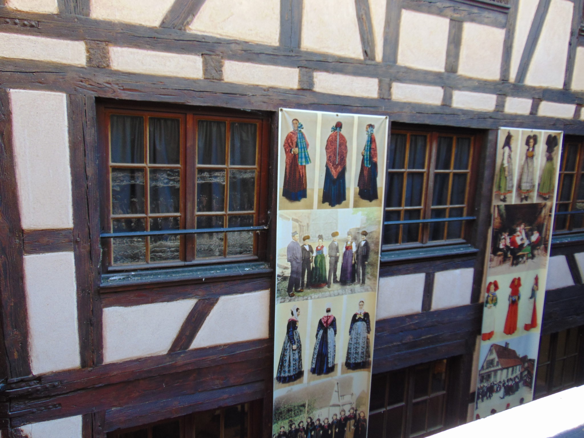 Au musée alsacien de Strasbourg, exposition Costumes d’Alsace, étoffes d’un monde