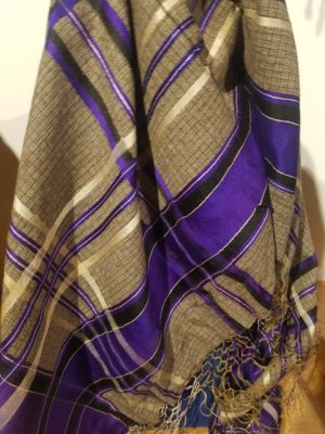 châle en étamine de laine, kaki et violet, avec des motifs de damiers bicolores kaki et écru, complété par des rayures tissées en satin écru.