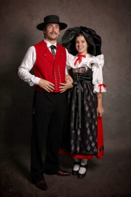 couple Alsacien en costume traditionnel Atelier la Colombe strasbourg