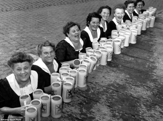 des serveuses à la fête de la bière de Munich en 1958