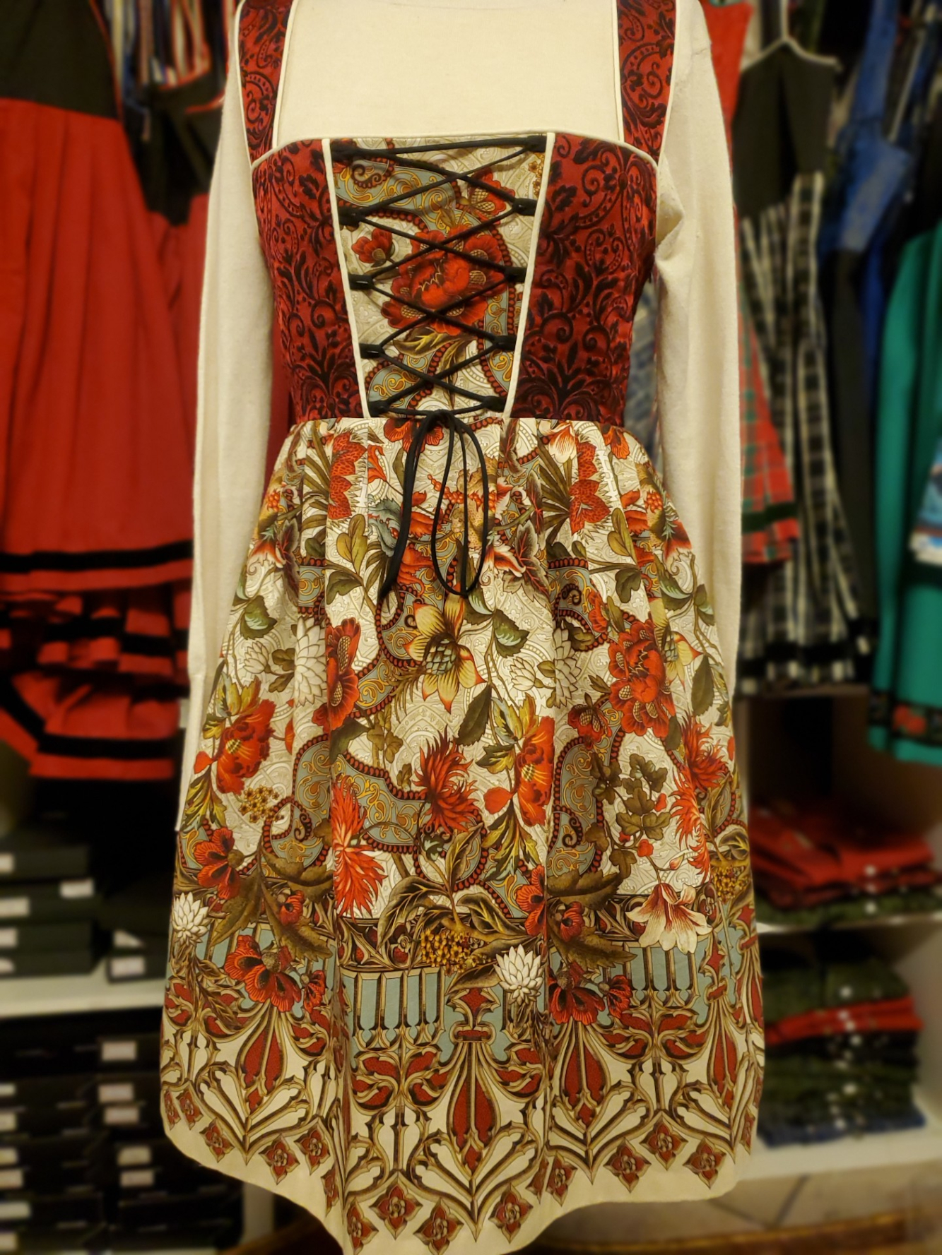 robe en étoffe de Noël et tissu damassé