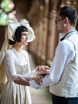 robe de mariée et gilet homme en tissu damassé