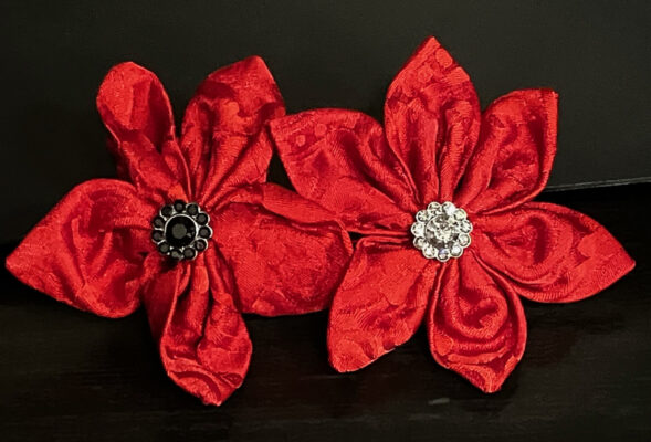 barrette Floriale en tissu damassé deux fleurs rouges