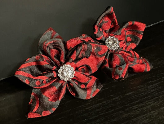 Barrette Floriale deux fleurs rouge et noir en tissu damassé