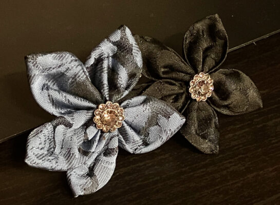 Barrette Floriale deux fleurs en tissu damassé accessoire cheveux