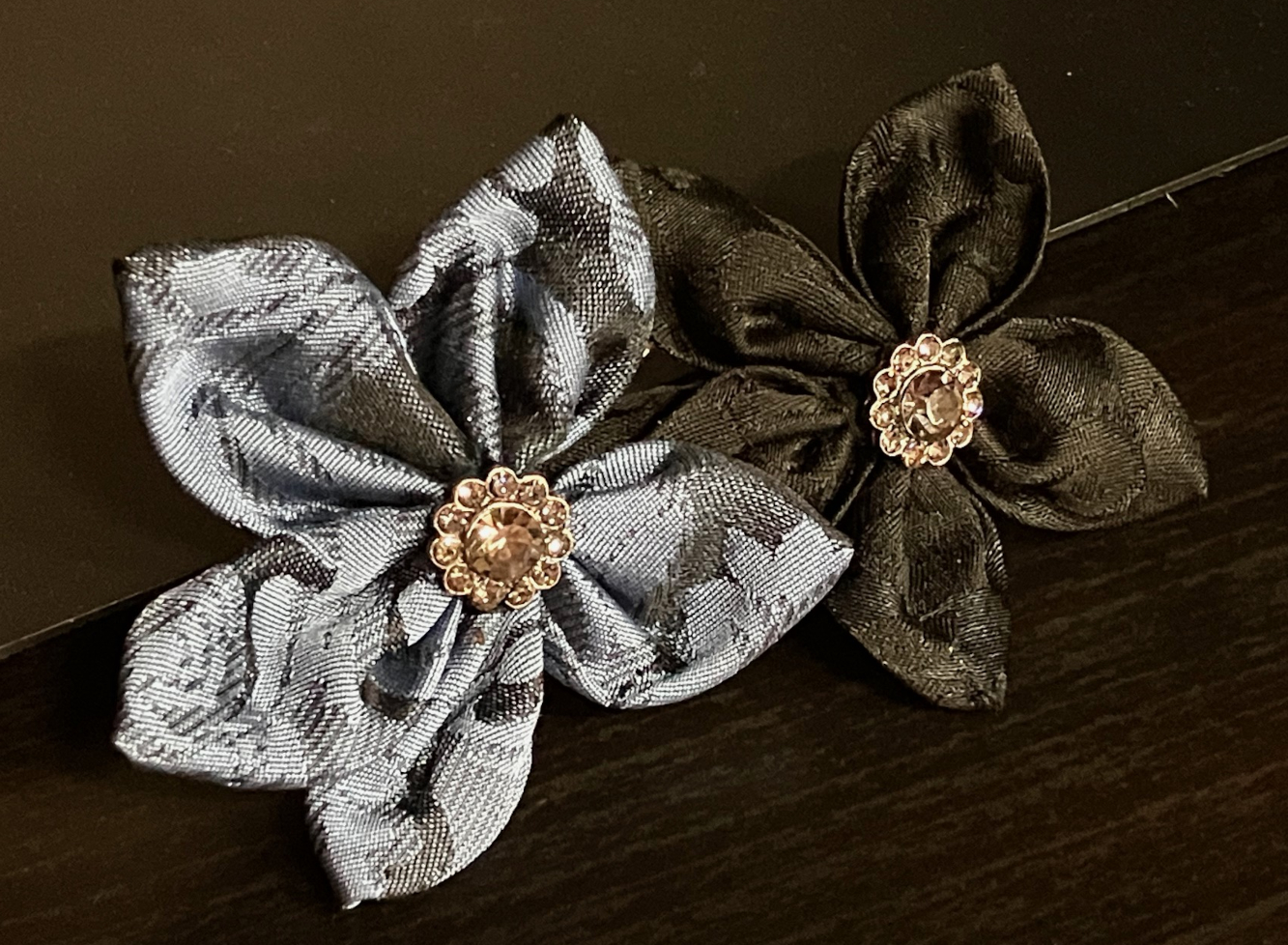 Barrette Floriale deux fleurs en tissu damassé accessoire cheveux