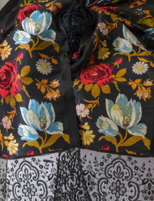 Ancienne coiffe alsacienne tissu noir brodé de fleurs aux couleurs vives