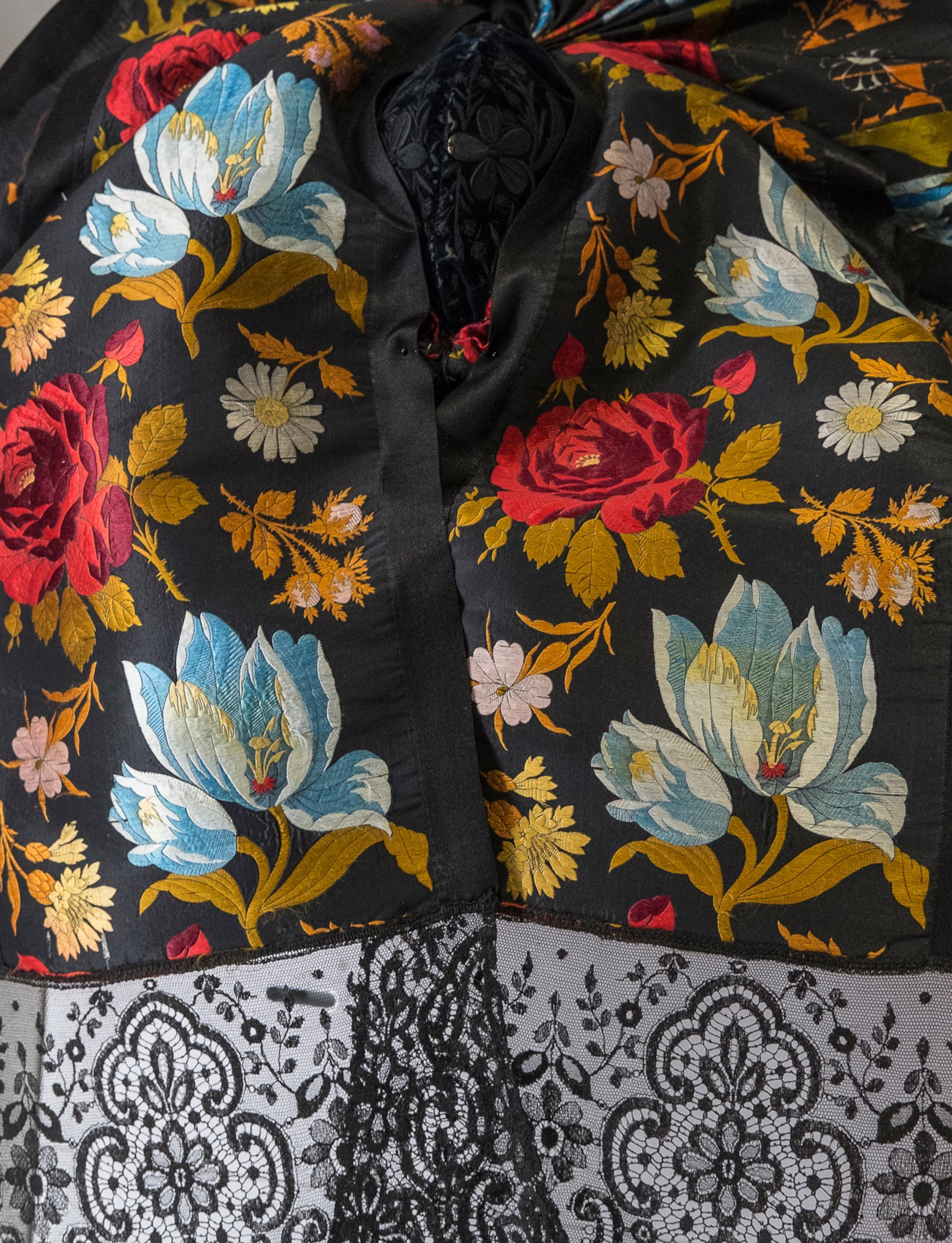 Ancienne coiffe alsacienne tissu noir brodé de fleurs aux couleurs vives