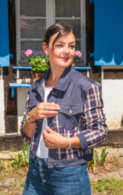 blouson en kelsch bleu et rouge avec empiècements jean bleu foncé