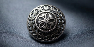 bouton argent pour blouson en kelsch