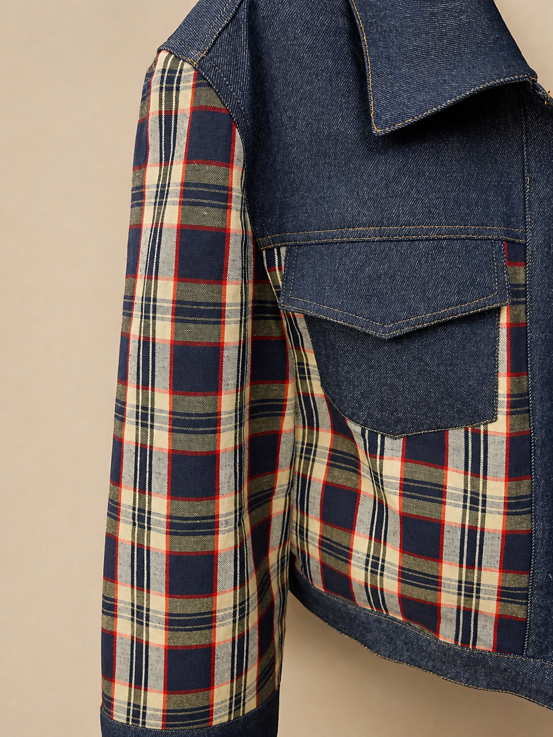 blouson pour femme en kelsch bleu et rouge avec empiècements jean bleu foncé