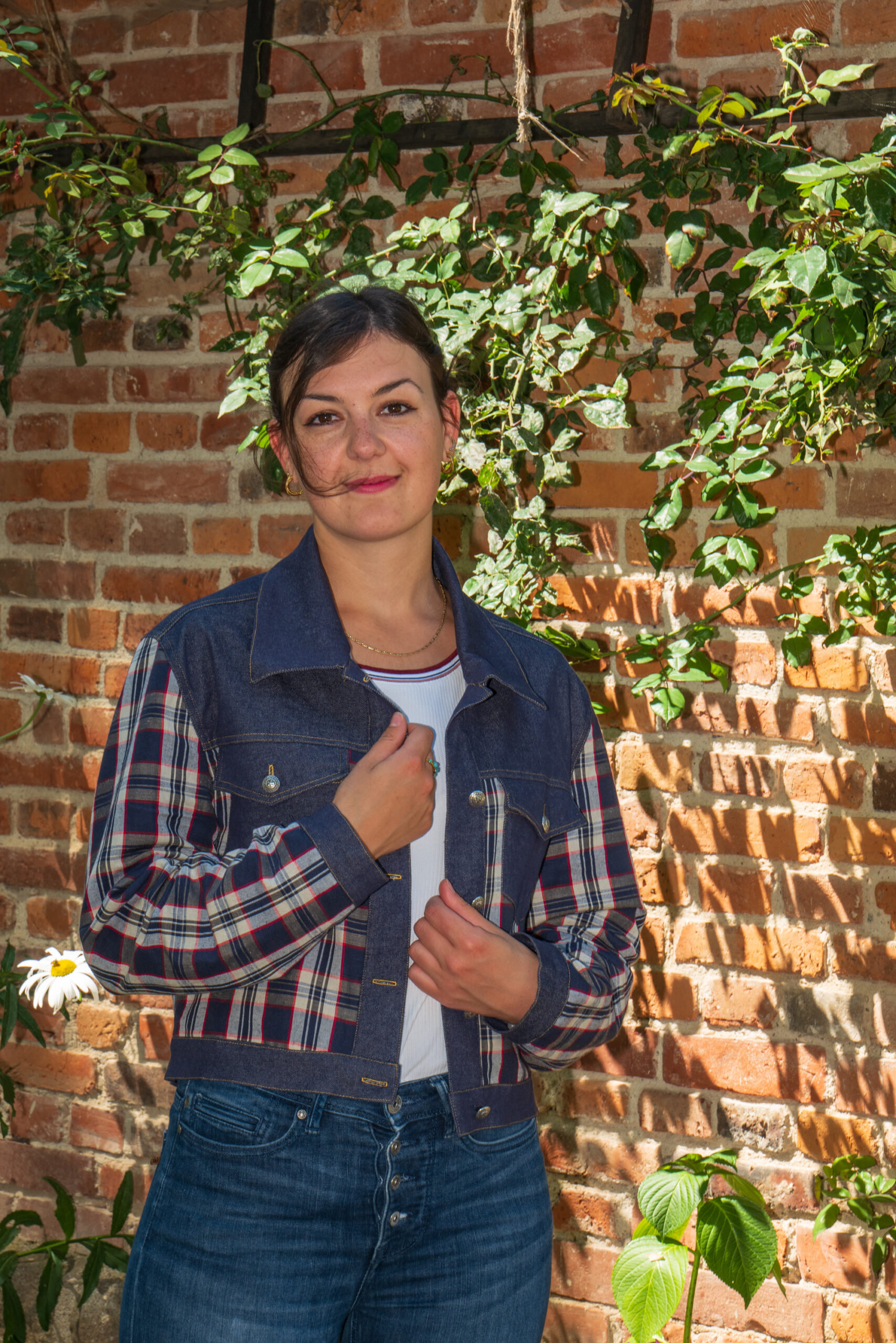 Blouson Friskele en kelsch bleu et rouge avec empiècement jean bleu foncé.