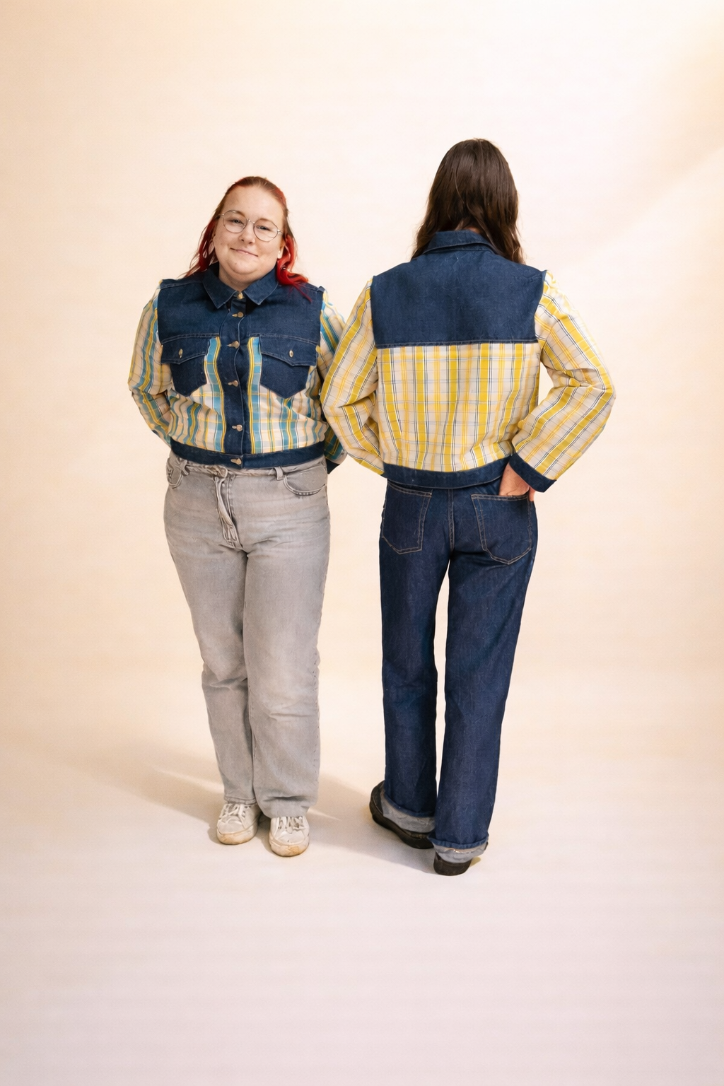 Blouson en kelsch turquoise et jaune avec empiècements en jean.