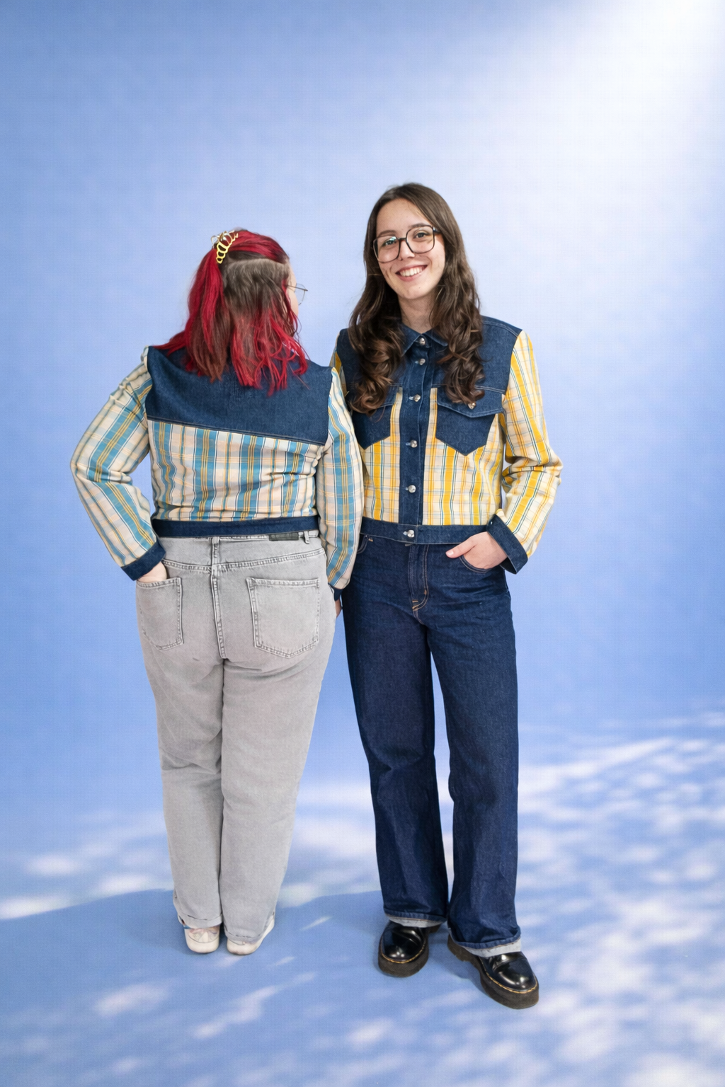 blouson en kelsch jaune et turquoise et jean bleu foncé