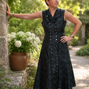 Robe Yseline en tissu damassé noir. Collection Geht's In, rêvée et fabriquée en Alsace.