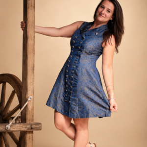 Yseline, robe en tissu damassé bleu et gris. Collection Geht's In, 100% fabriqué en Alsace.